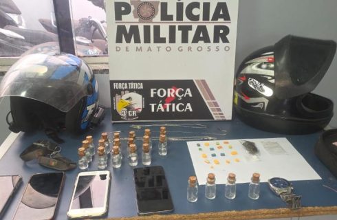Força Tática prende quatro homens e apreende frascos de “loló” e comprimidos de ecstasy