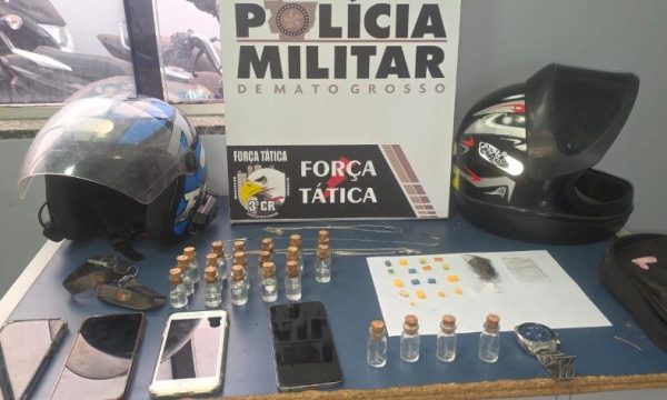 Força Tática prende quatro homens e apreende frascos de “loló” e comprimidos de ecstasy