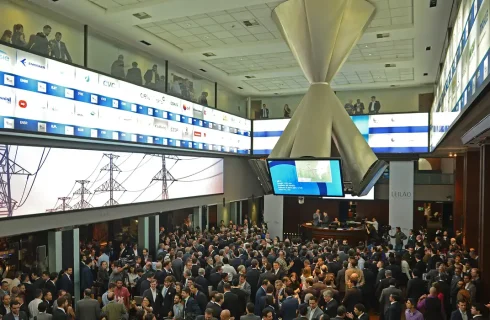 Ibovespa volta aos 174 mil pontos com aposta na Selic, e dólar cai