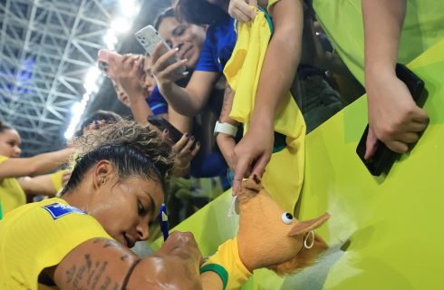 Raíssa Bahia se destaca em estreia pela Seleção com assistência para gol
