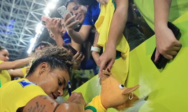 Raíssa Bahia se destaca em estreia pela Seleção com assistência para gol
