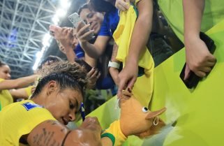 Raíssa Bahia se destaca em estreia pela Seleção com assistência para gol