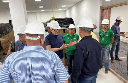 Governador vistoria obras do Hospital Regional de Confresa