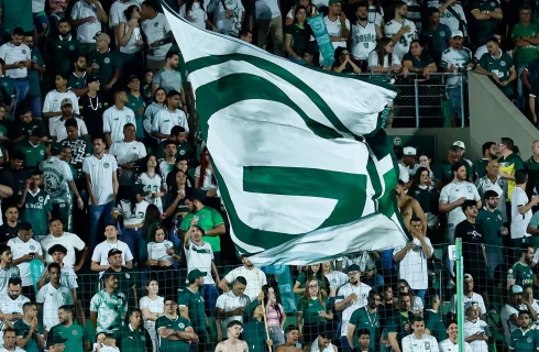 Goiás vence no aniversário, retoma liderança da Série B e amplia invencibilidade