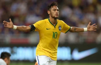 Em 2014, Neymar marcou quatro gols sobre o Japão e se juntou a seleto grupo de craques da Amarelinha