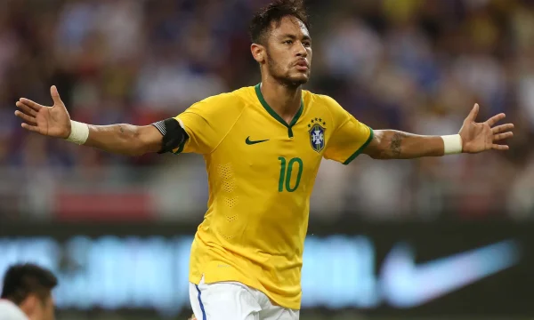 Em 2014, Neymar marcou quatro gols sobre o Japão e se juntou a seleto grupo de craques da Amarelinha