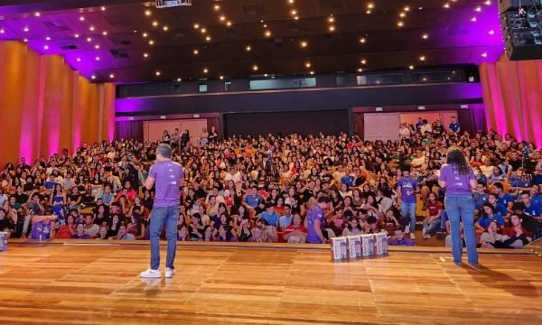 Aulão Inaugural do Pré-Enem Digit@l MT 2026 reúne 500 estudantes no Teatro da UFMT