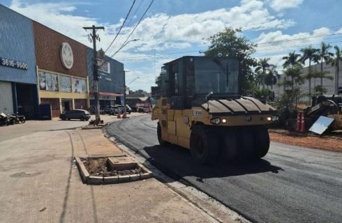 Trechos da Avenida da Prainha recebem camada de asfalto especial para BRT