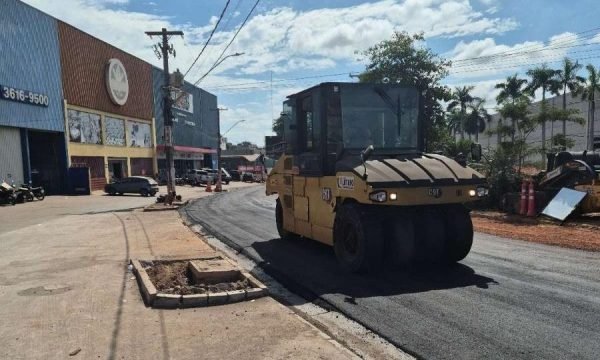 Trechos da Avenida da Prainha recebem camada de asfalto especial para BRT