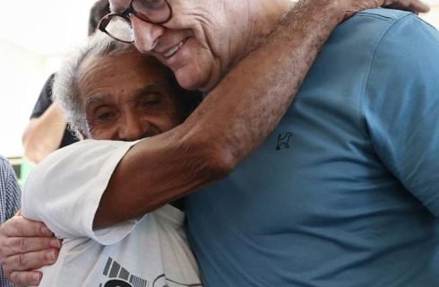 “Agora o terreno é realmente nosso”, comemora morador de Juína em entrega de 1.500 escrituras definitivas