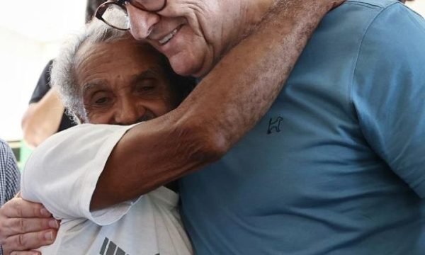 “Agora o terreno é realmente nosso”, comemora morador de Juína em entrega de 1.500 escrituras definitivas