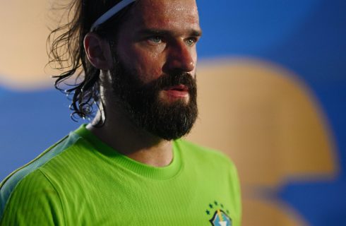 Alisson iguala Julio Cesar na terceira posição de goleiros com mais jogos pela Seleção em Copas