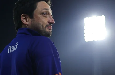 Baú de memórias: em entrevista à CBF TV, técnico Arthur Elias resgata trajetória pessoal e profissional