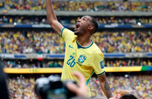 De virada, Brasil derrota Japão por 2 a 1 e avança às oitavas da Copa do Mundo
