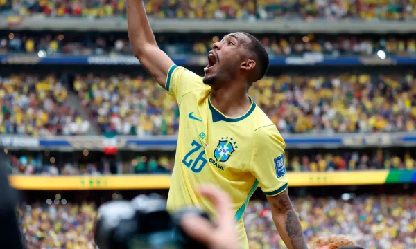 De virada, Brasil derrota Japão por 2 a 1 e avança às oitavas da Copa do Mundo