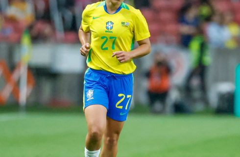 Clarinha realiza sonho e estreia pela Seleção Feminina Principal