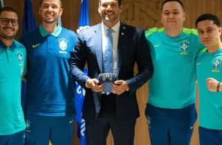 eSeleção Brasileira presenteia Samir Xaud com controle personalizado antes das Eliminatórias do FIFAe Nations League