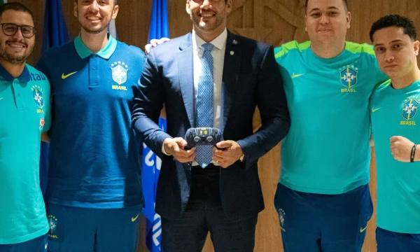 eSeleção Brasileira presenteia Samir Xaud com controle personalizado antes das Eliminatórias do FIFAe Nations League