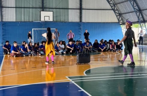 Programa de protagonismo juvenil inicia atividades de 2026 com apresentações teatrais nas escolas