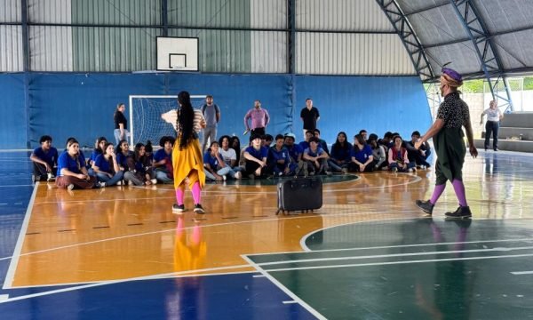Programa de protagonismo juvenil inicia atividades de 2026 com apresentações teatrais nas escolas