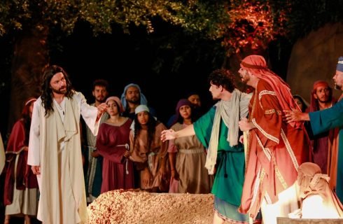 Auto da Paixão de Cristo reúne milhares de pessoas e reforça inclusão social em MT