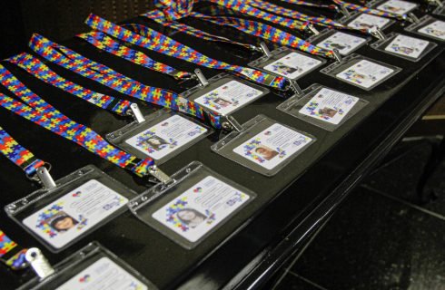 Idealizada pela primeira-dama de MT, Carteira de Identificação do Autista garante direitos e acesso prioritário em estabelecimentos