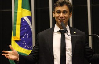 Nikolas aciona Justiça, após redes do governo Lula ironizar Carlos Bolsonaro