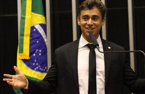 Nikolas aciona Justiça, após redes do governo Lula ironizar Carlos Bolsonaro