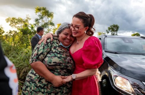 Primeira-dama de MT visita comunidade e entrega alimentos no bairro Pedra 90 em Cuiabá