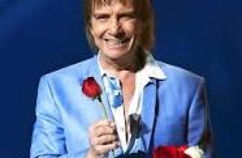 Como é o prédio onde Roberto Carlos mora desde 1980 em bairro calmo do Rio