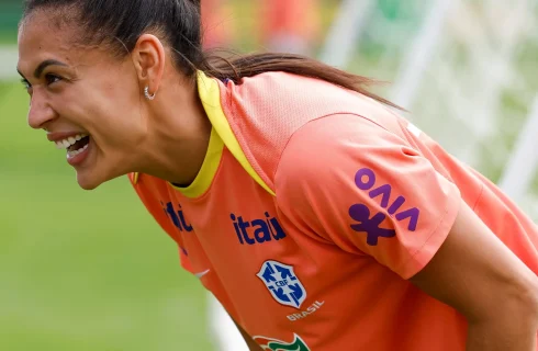 Zagueira Kathellen compartilha lições de duas Copas do Mundo