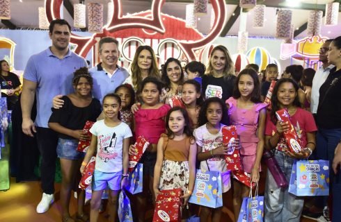 “Ver a alegria dessas crianças é algo que não tem preço”, afirma secretária em ação especial do SER Família Criança na Arena Pantanal