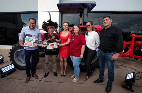 Primeira-dama de MT e autoridades entregam patrulha mecanizada à comunidade indígena