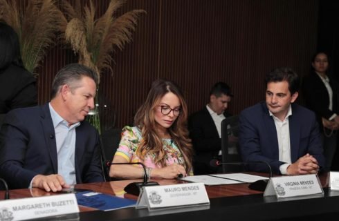 Primeira-dama de MT agradece união de esforços ao Ser Família Habitação em assinatura