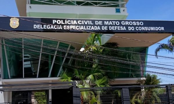 Polícia Civil e Vigilância Sanitária apreendem cigarros eletrônicos em tabacaria de Várzea Grande