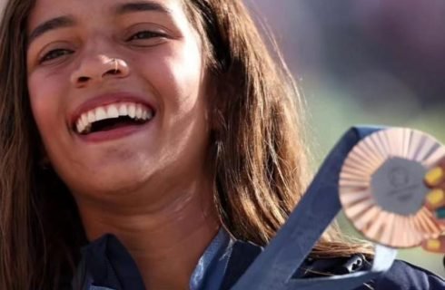 Rayssa Leal Brilha com Virada Espetacular e Conquista Etapa da SLS em Tóquio