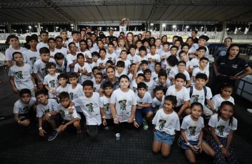 Primeira-dama de MT e Setasc leva 320 crianças para experiência inédita na Stock Car em Cuiabá