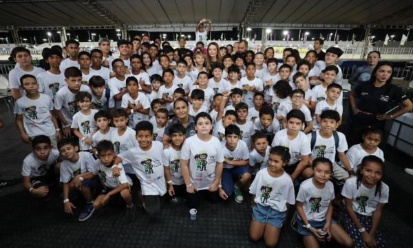 Primeira-dama de MT e Setasc leva 320 crianças para experiência inédita na Stock Car em Cuiabá