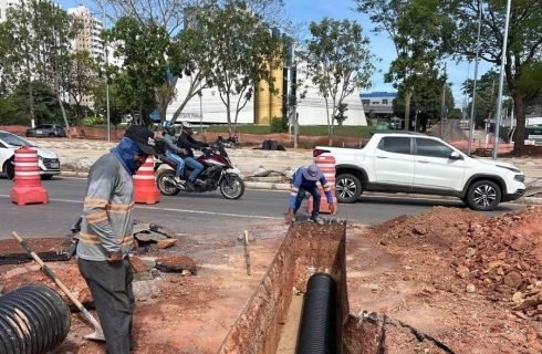 Obras de implantação do BRT seguem com interdições parciais na Avenida do CPA