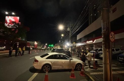 Operação Lei Seca termina com três presos e 14 veículos removidos na avenida Isaac Póvoas