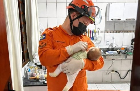 Corpo de Bombeiros socorre bebê recém-nascido que engasgou com saliva
