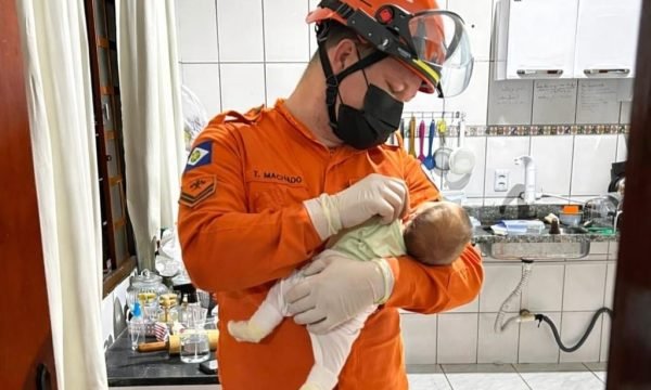 Corpo de Bombeiros socorre bebê recém-nascido que engasgou com saliva