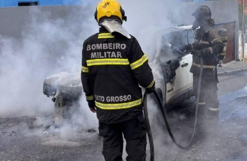 Corpo de Bombeiros combate incêndio em carro de passeio em Cuiabá