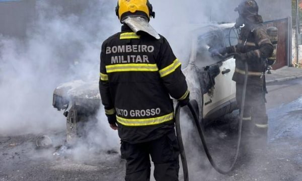 Corpo de Bombeiros combate incêndio em carro de passeio em Cuiabá
