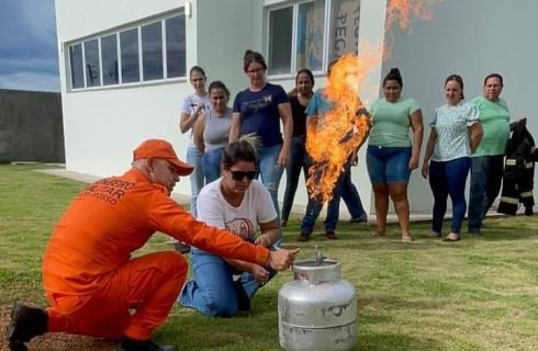 Corpo de Bombeiros realiza curso de brigada de incêndio para servidores de creches municipais de Vila Rica