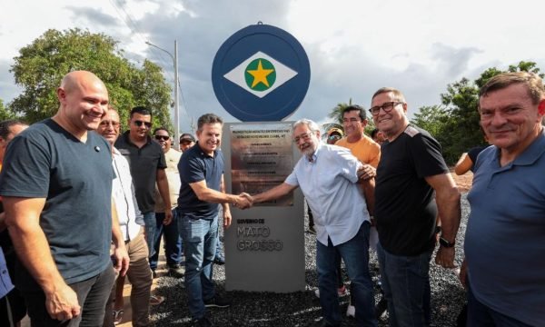 Governo de MT entrega asfalto novo em quatro bairros de Cuiabá e muda realidade de moradores