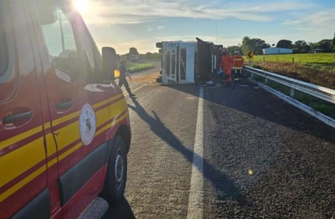 Corpo de Bombeiros realiza limpeza de pista após carreta carregada com eucalipto tombar na MT-240