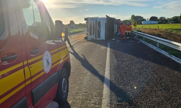 Corpo de Bombeiros realiza limpeza de pista após carreta carregada com eucalipto tombar na MT-240