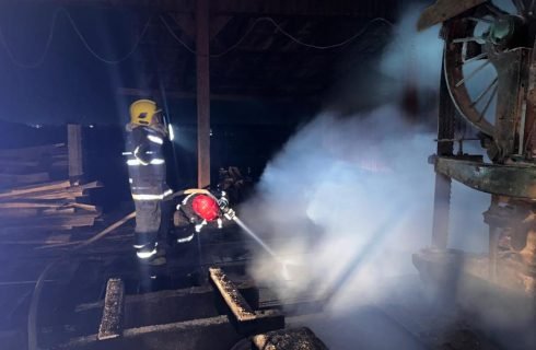 Corpo de Bombeiros combate incêndio em madeireira em Juína
