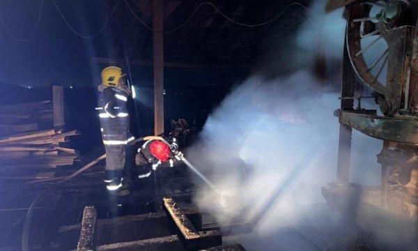 Corpo de Bombeiros combate incêndio em madeireira em Juína